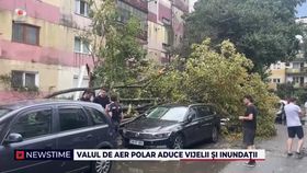 Valul de aer polar aduce vijelii și inundații. Bilanțul furtunilor: copaci doborâți și mașini distruse